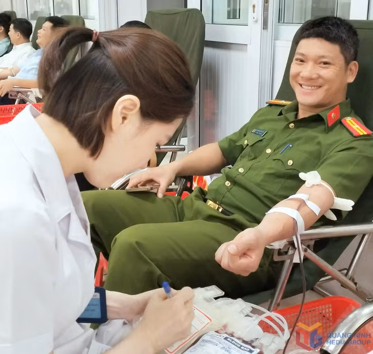 Anh Nguyễn Đăng Khánh, Công an phường Móng Cái 1, thành viên CLB Giọt Hồng biên cương tham gia hiến máu tình nguyện (tháng 4/2026).