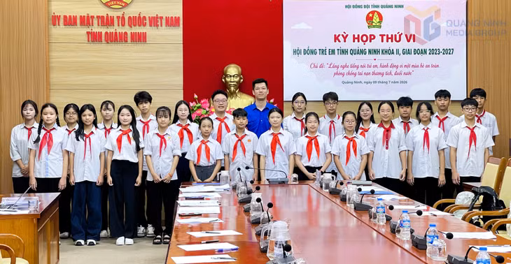 Các đại biểu tham dự kỳ họp chụp ảnh lưu niệm.