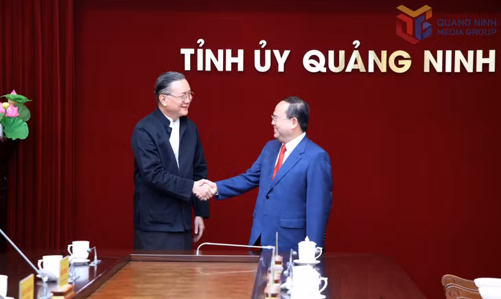 Đồng chí Quản Minh Cường, Ủy viên Trung ương Đảng, Bí thư Tỉnh ủy, Trưởng Đoàn ĐBQH tỉnh bắt tay chào mừng ông Vikrom Kromadit, Chủ tịch Tập đoàn Amata và các nhà đầu tư đến Quảng Ninh.