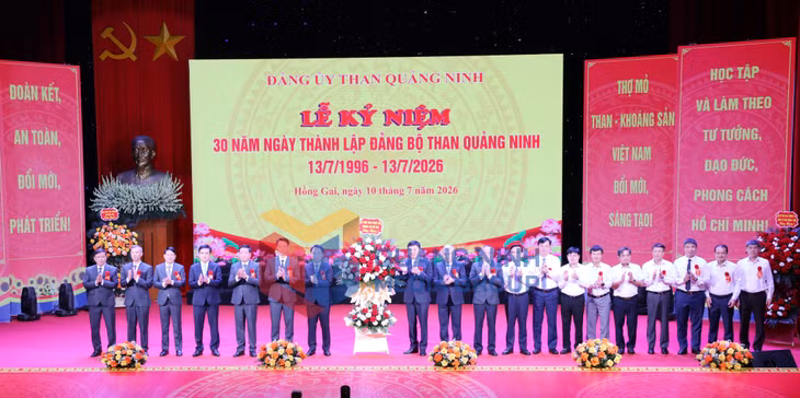 Tập đoàn Công nghiệp Than - Khoáng sản Việt Nam tặng hoa chúc mừng Đảng bộ Than Quảng Ninh (7-2026). Ảnh: Thu Chung