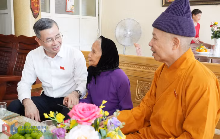 Đồng chí Ngô Văn Tuấn, Ủy viên BCH Trung ương Đảng, Bộ trưởng Bộ Tài chính, ĐBQH tỉnh, trò chuyện cùng mẹ liệt sĩ Vũ Thị Hiển.
