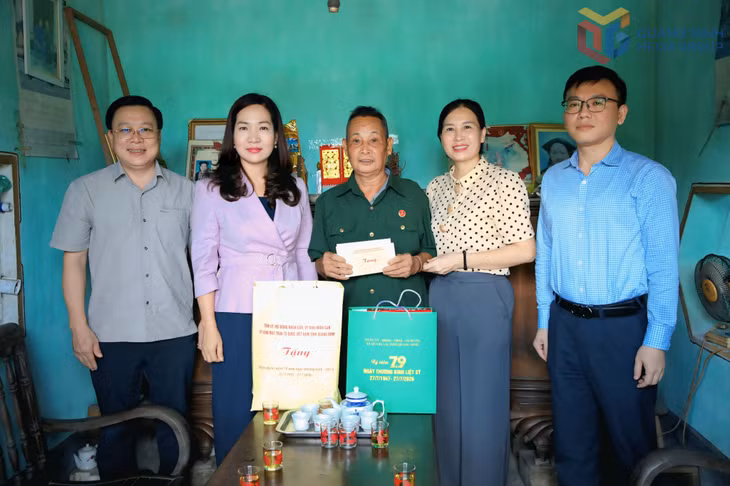 Đồng chí Nguyễn Thị Hạnh, Trưởng Ban Tuyên giáo và Dân vận Tỉnh ủy trao quà cho thương binh Linh Quý Lâm (xã Quảng La).