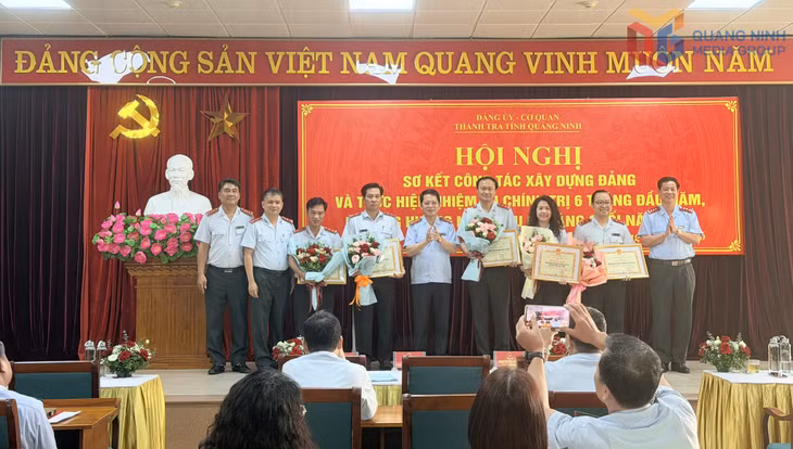 Các tập thể của Thanh tra tỉnh được nhận giấy khen vì có thành tích xuất sắc trong thời gian qua.