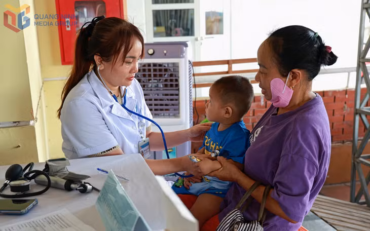 Quảng Ninh chú trọng nâng cao chất lượng dịch vụ y tế cơ sở, đáp ứng nhu cầu chăm sóc sức khỏe nhân dân (Trong ảnh: Khám sức khỏe cho trẻ em tại Trạm Y tế xã Quảng Tân).