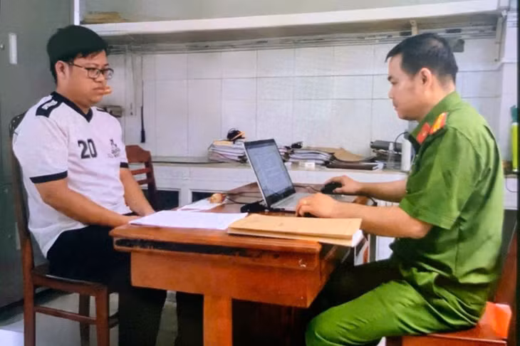 Điều tra viên làm việc với đối tượng Đặng Quang Vinh. Ảnh: Trang thông tin điện tử Công an TP Cần Thơ