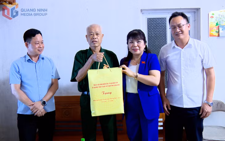Đồng chí Nguyễn Thị Thu Hà, Phó Trưởng Đoàn Đại biểu Quốc hội tỉnh, thăm, tặng quà ông Nông Minh Cun (bệnh binh, xã Hải Lạng).