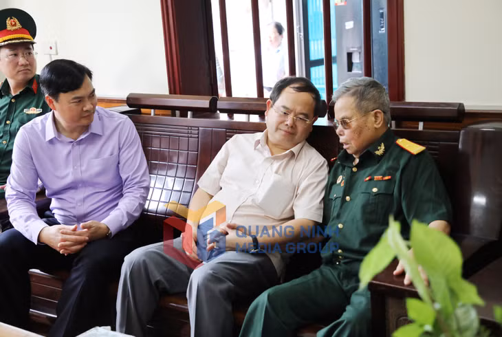 Đồng chí Bí thư Tỉnh ủy trò chuyện với Thương binh Trần Duy Nhiên ở phường Mạo Khê(7-2026). Ảnh: Thu Chung