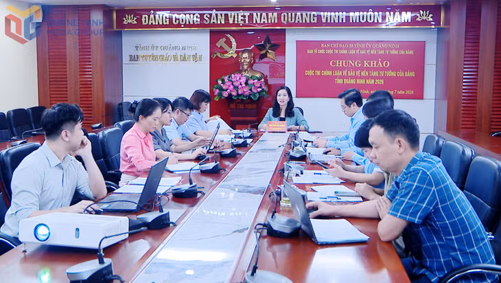Đồng chí Nguyễn Thị Hạnh, Trưởng Ban Tuyên giáo và Dân vận Tỉnh ủy phát biểu tại cuộc họp.