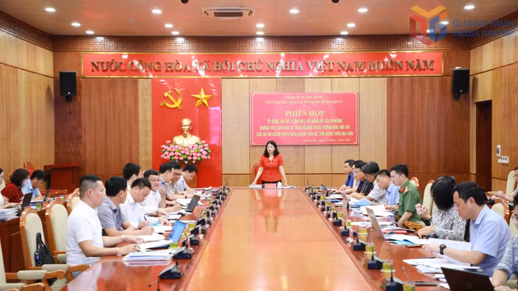 Đồng chí Đỗ Thị Ninh Hường, Phó Chủ nhiệm Thường trực Uỷ ban Kiểm tra Tỉnh uỷ, Tổ Trưởng Tổ giúp việc Tổ công tác số 1 Tỉnh uỷ, phát biểu tại buổi làm việc với lãnh đạo 2 phường Quảng Yên và Liên Hòa.