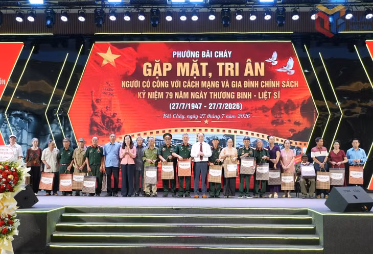 Đồng chí Nguyễn Thị Hạnh, Trưởng Ban Tuyên giáo và Dân vận Tỉnh ủy cùng lãnh đạo phường Bãi Cháy trao quà tri ân cho những người có công và gia đình chính sách.