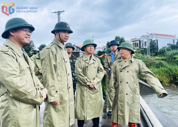...và kiểm tra công tác phòng chống mưa lũ tại ngầm tràn 2, xã Quảng Hà