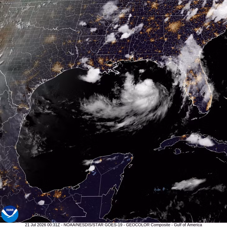 Ảnh vệ tinh do Cơ quan Quản lý Khí quyển và Đại dương Quốc gia Mỹ (NOAA) cung cấp cho thấy bão nhiệt đới Bertha trên Vịnh Mexico, tối 20/7/2026. Ảnh: AP