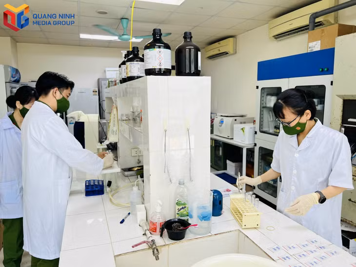 Các giám định viên thực hiện quy trình giám định ma túy.