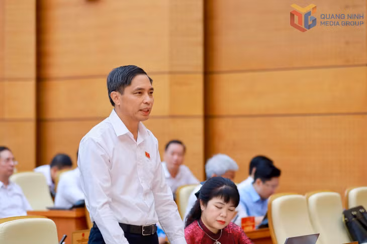 Đồng chí Vũ Văn Diện, Ủy viên BTV Tỉnh ủy, Phó Chủ tịch Thường trực UBND tỉnh làm rõ những nội dung đại biểu, cử tri quan tâm.