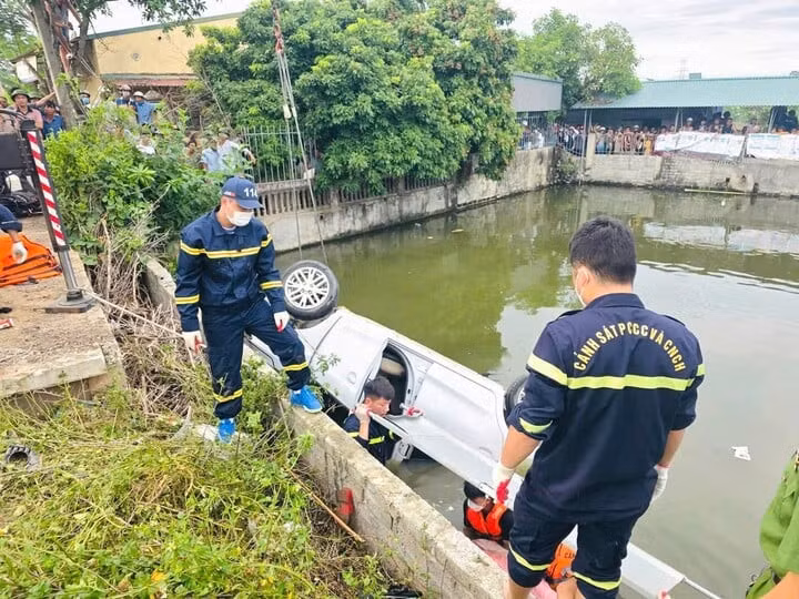Lực lượng Cảnh sát PCCC&CNCH Công an tỉnh Thanh Hóa đang triển khai trục vớt chiếc ô tô gặp nạn lên bờ