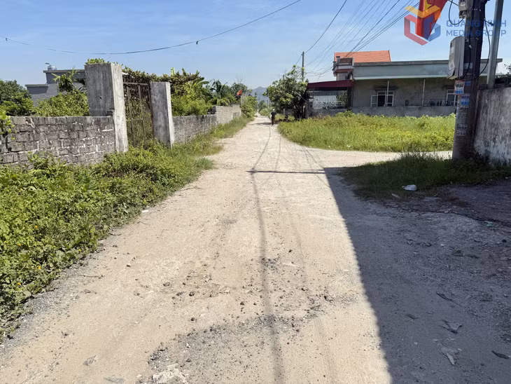 Mặt đường khu dân cư Phương An (phường Yên Tử) bong tróc, xuống cấp, nhưng chưa được đầu tư, nâng cấp.