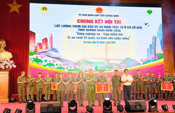 BTC trao giải nhất cho đội thi phường Hồng Gai.