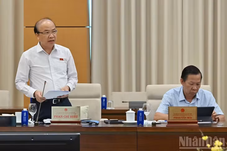 Chủ nhiệm Ủy ban Pháp luật và Tư pháp Phan Chí Hiếu trình bày báo cáo thẩm tra. (Ảnh: THỦY NGUYÊN)