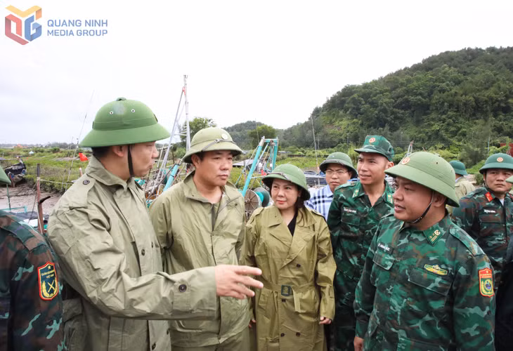 Phó Chủ tịch UBND tỉnh Nguyễn Văn Công yêu cầu phường Móng Cái 1 duy trì quân số trực tại chỗ tại khu neo đậu tàu thuyền Mũi Ngọc.