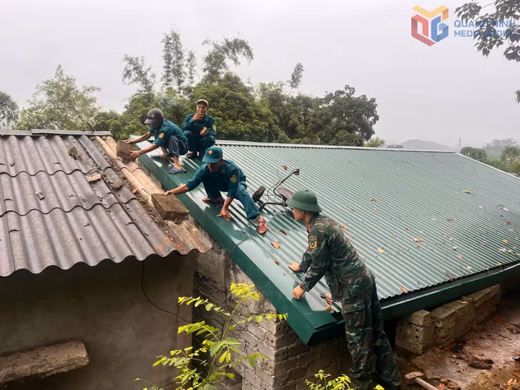 Cán bộ, chiến sĩ Ban CHQS xã Tiên Yên hỗ trợ sửa chữa nhà ở cho quân nhân tại ngũ Nguyễn Văn Tuấn, khu phố Thống Nhất.
