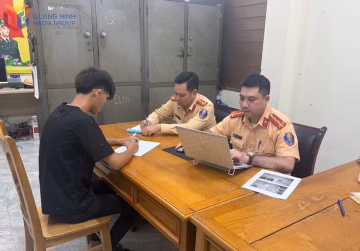 Đội CSGT đường bộ số 2 (phòng CSGT, Công an tỉnh) làm việc với thanh thiếu niên có hành vi điều khiển phương tiện lạng lách, đánh võng trên đường bộ vào ngày 15/6/2026.