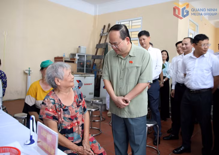 Đồng chí Bí thư Tỉnh ủy, Trưởng Đoàn ĐBQH tỉnh hỏi thăm tình hình nhân dân đến khám bệnh tại Trạm Y tế phường Hà Lầm.