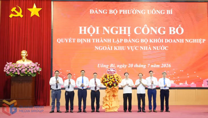 Đồng chí Vũ Quyết Tiến, Phó Bí thư Tỉnh ủy, Chủ tịch Ủy ban MTTQ tỉnh, Trưởng Ban Chỉ đạo xây dựng tổ chức Đảng doanh nghiệp ngoài nhà nước tỉnh, tặng hoa chúc mừng thành lập Đảng bộ Khối doanh nghiệp ngoài khu vực nhà nước phường Uông Bí.