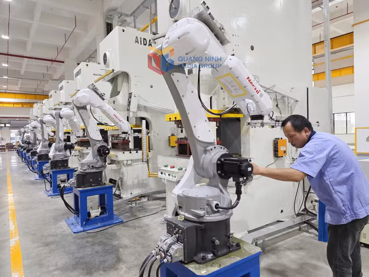 Hệ thống cánh tay robot được đầu tư áp dụng vào sản xuất tại Công ty TNHH Công nghiệp chính xác EVA Quảng Ninh.