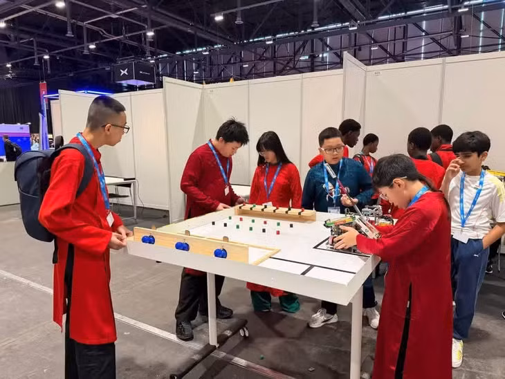 Đội Mission Possible (bảng Junior) thi đấu tại chung kết toàn cầu Robotics for Good Youth Challenge 2026, Trung tâm Hội nghị Palexpo, Geneva (Thụy Sĩ).