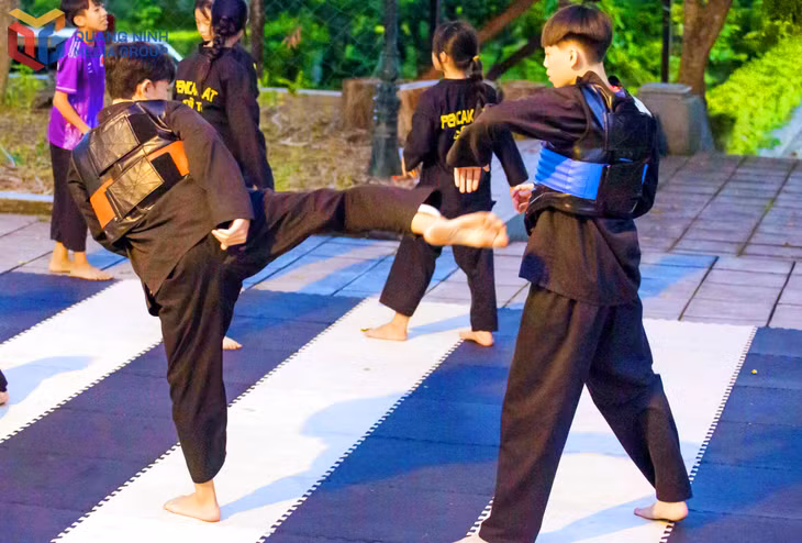 Các lớp học Pencak Silat ngoài trời vẫn thu hút được một lượng võ sinh đặc khu Cô Tô tham gia tập luyện, thi đấu.