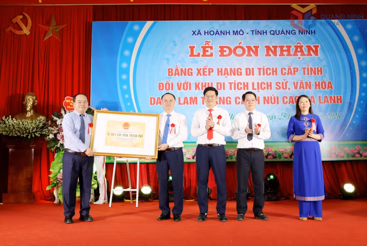 Đồng chí Quản Minh Cường, Ủy viên Trung ương Đảng, Bí thư Tỉnh ủy, Trưởng Đoàn ĐBQH tỉnh trao Bằng xếp hạng di tích cấp tỉnh đối với Di tích lịch sử, văn hóa và danh lam thắng cảnh núi Cao Ba Lanh cho xã Hoành Mô.