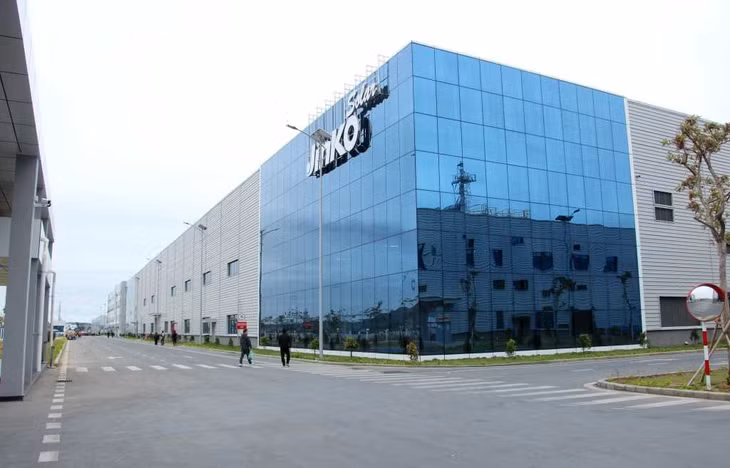 Việc đầu tư đồng bộ hạ tầng tại KCN Sông Khoai đã tạo điều kiện thuận lợi để thu hút các doanh nghiệp công nghệ cao, trong đó có Công ty TNHH Công nghiệp Jinko Solar Việt Nam.