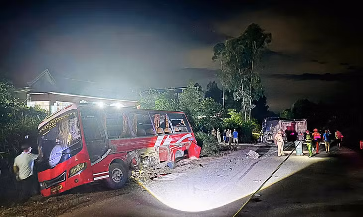 22 giờ cùng ngày, lực lượng chức năng vẫn tập trung cao độ khám nghiệm hiện trường.