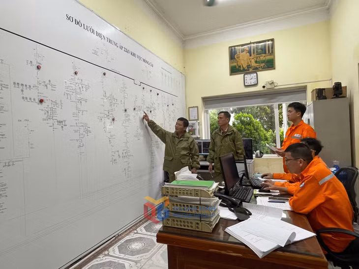 Lãnh đạo điện lực Quảng Ninh xác định vị trí khắc phục và phân công nhiệm vụ trực tiếp cho từng tổ công tác.