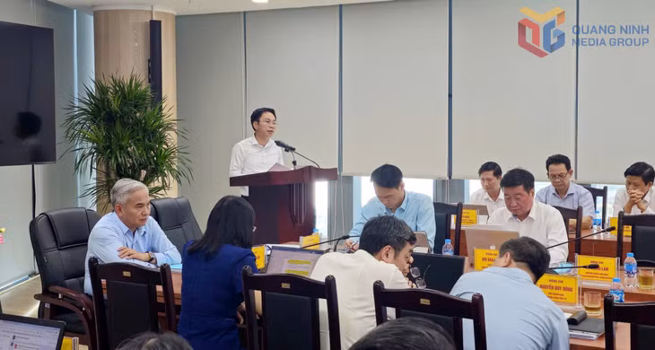 Đồng chí Bí thư Đảng ủy Than Quảng Ninh phát biểu tại Hội nghị
