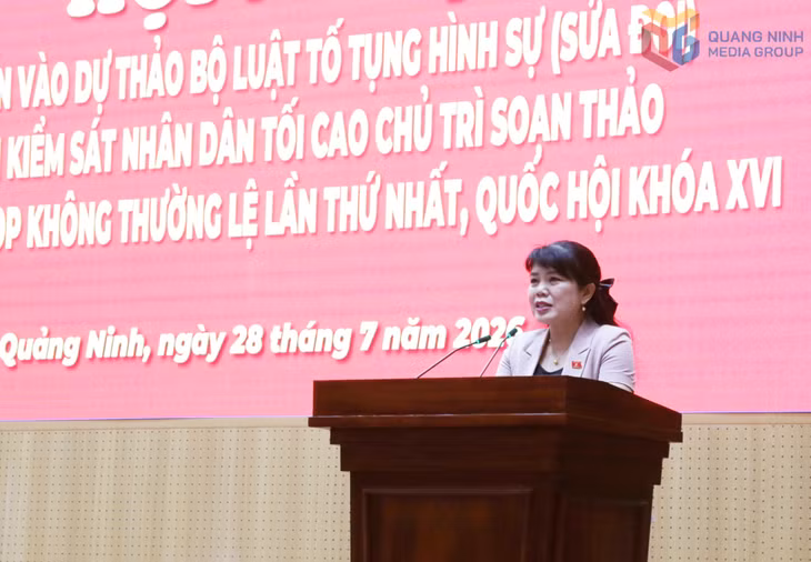 Đồng chí Nguyễn Thị Thu Hà, Phó Trưởng Đoàn ĐBQH tỉnh phát biểu tại hội nghị.