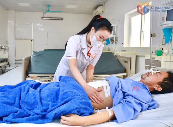 Bác sĩ Hoàng Thị Hoa thăm khám cho người bệnh tại Bệnh viện Đa khoa khu vực Quảng Yên.