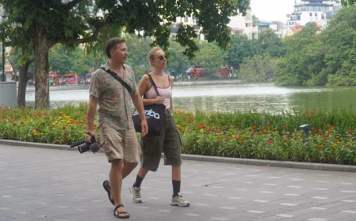 Khách quốc tế du lịch Việt Nam. Ảnh: Minh Chính