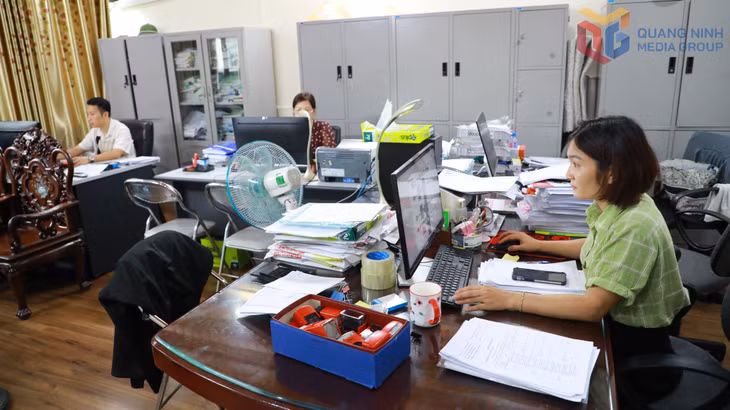 Nhân viên Công ty Cổ phần Sách và Thiết bị trường học Quảng Ninh tích cực hoàn thiện hồ sơ thủ tục theo quy định để tổ chức cung ứng, bàn giao sách theo hợp đồng cho trường học, cơ sở giáo dục trên địa bàn tỉnh.