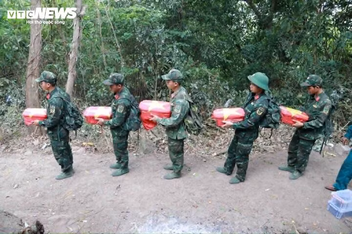 Đội quy tập đã dâng hương tưởng niệm trước khi đưa các hài cốt về Nghĩa trang liệt sĩ xã Hà Nha để tổ chức lễ truy điệu trong thời gian tới.