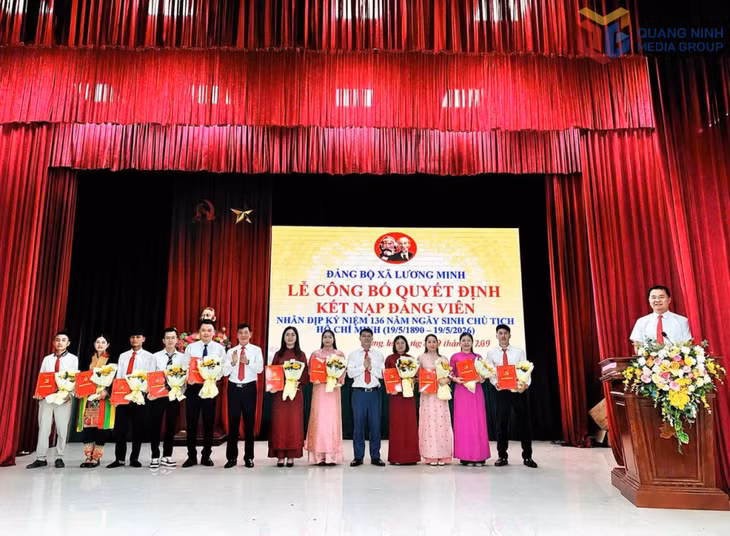 Lãnh đạo xã Lương Minh trao quyết định kết nạp đảng viên cho các quân chúng ưu tú, ngày 19/5/2026.