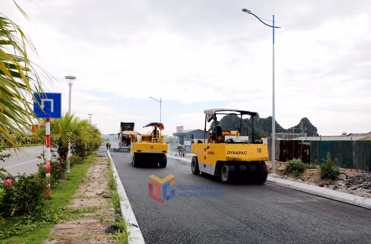 Nguồn vốn đầu tư công được phân cấp, phân quyền triệt để cho các địa phương. (Trong ảnh: Thi công tuyến đường gom đường trục chính khu đô thị Cái Rồng, đặc khu Vân Đồn). Ảnh: Mạnh Trường