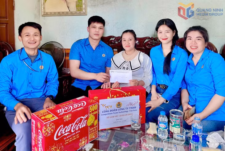 Anh Vũ Quang Trung (thứ 2 bên trái) Chủ tịch Công đoàn Công ty TNHH Competition Team Technology Việt Nam, thăm hỏi, tặng quà công nhân có hoàn cảnh khó khăn dịp Tết Nguyên đán Bính Ngọ 2026.