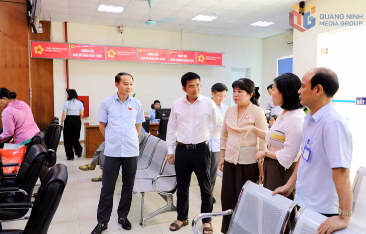 Đoàn ĐBQH tỉnh khảo sát công tác tiếp nhận, giải quyết TTHC tại Trung tâm Phục vụ hành chính công phường Cẩm Phả.