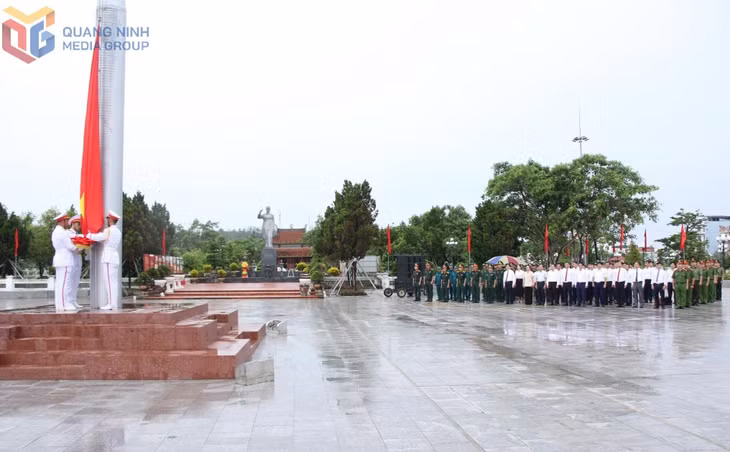 Đồng chí Phó Bí thư Tỉnh ủy, Chủ tịch Ủy ban MTTQ tỉnh và đoàn công tác dự Lễ thượng cờ tại khuôn viên quảng trường Di tích quốc gia đặc biệt Khu lưu niệm Chủ tịch Hồ Chí Minh trên đảo Cô Tô.
