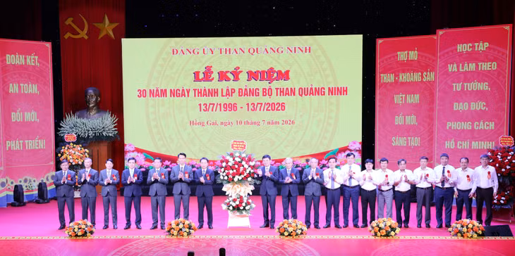Tập đoàn Công nghiệp Than - Khoáng sản Việt Nam tặng hoa chúc mừng Đảng bộ Than Quảng Ninh.