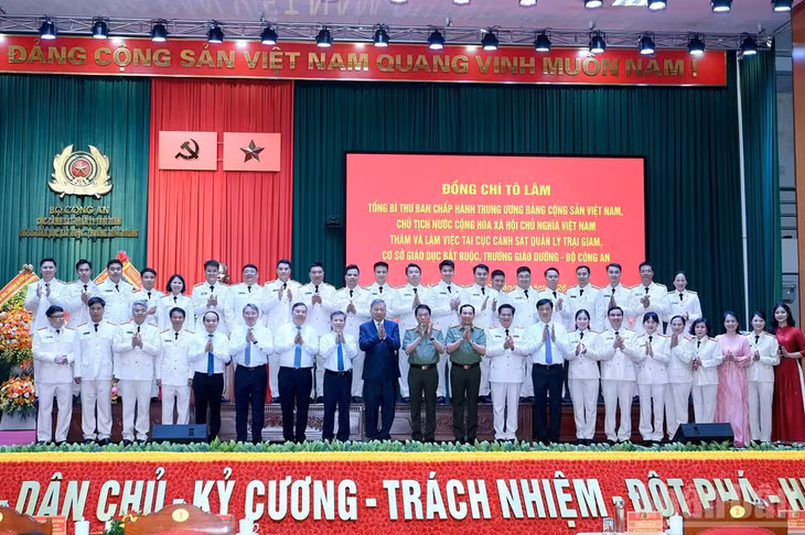 Tổng Bí thư, Chủ tịch nước Tô Lâm với các đồng chí lãnh đạo Đảng, Nhà nước và các đại biểu dự cuộc làm việc. (Ảnh: ĐĂNG KHOA)