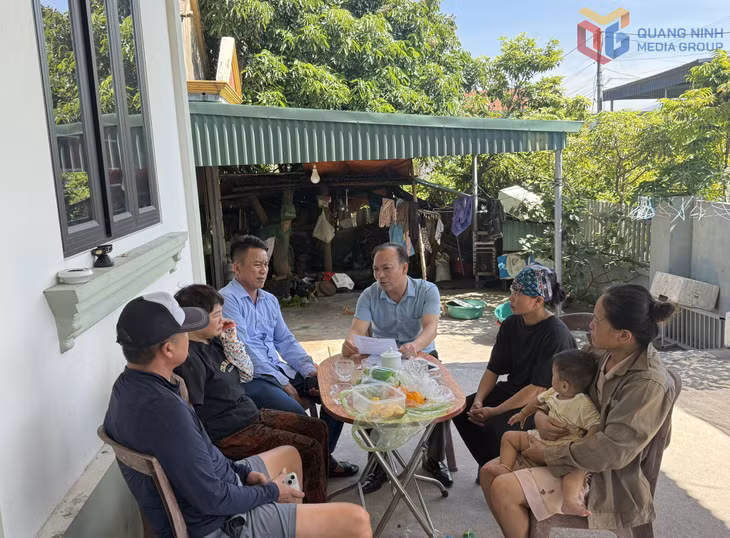 Đại diện UBND phường Yên Tử làm việc với các hộ dân khu Phương An để nắm bắt những khó khăn, vướng mắc về đất đai.