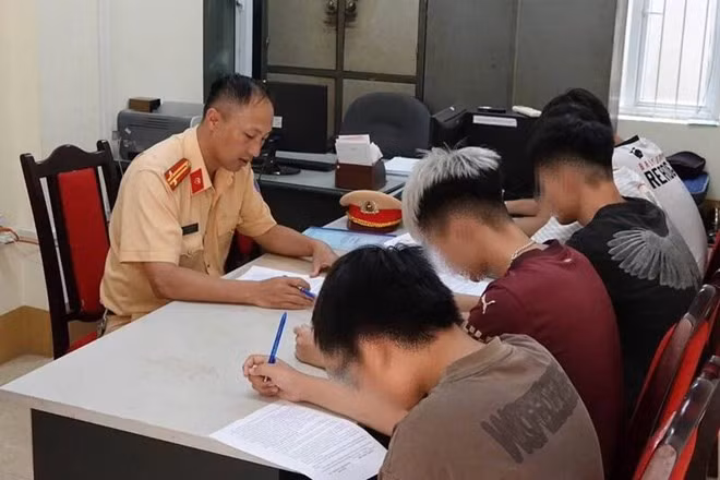 Phòng Cảnh sát giao thông - Công an tỉnh Sơn La xử lý vi phạm hành chính các thanh thiếu niên vi phạm giao thông. Ảnh: Công an tỉnh Sơn La