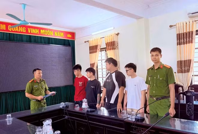 Công an xã Thái Thụy làm rõ nhóm đối tượng thu thập, mua bán trái phép thông tin tài khoản ngân hàng của học sinh. Ảnh: Công an tỉnh Hưng Yên